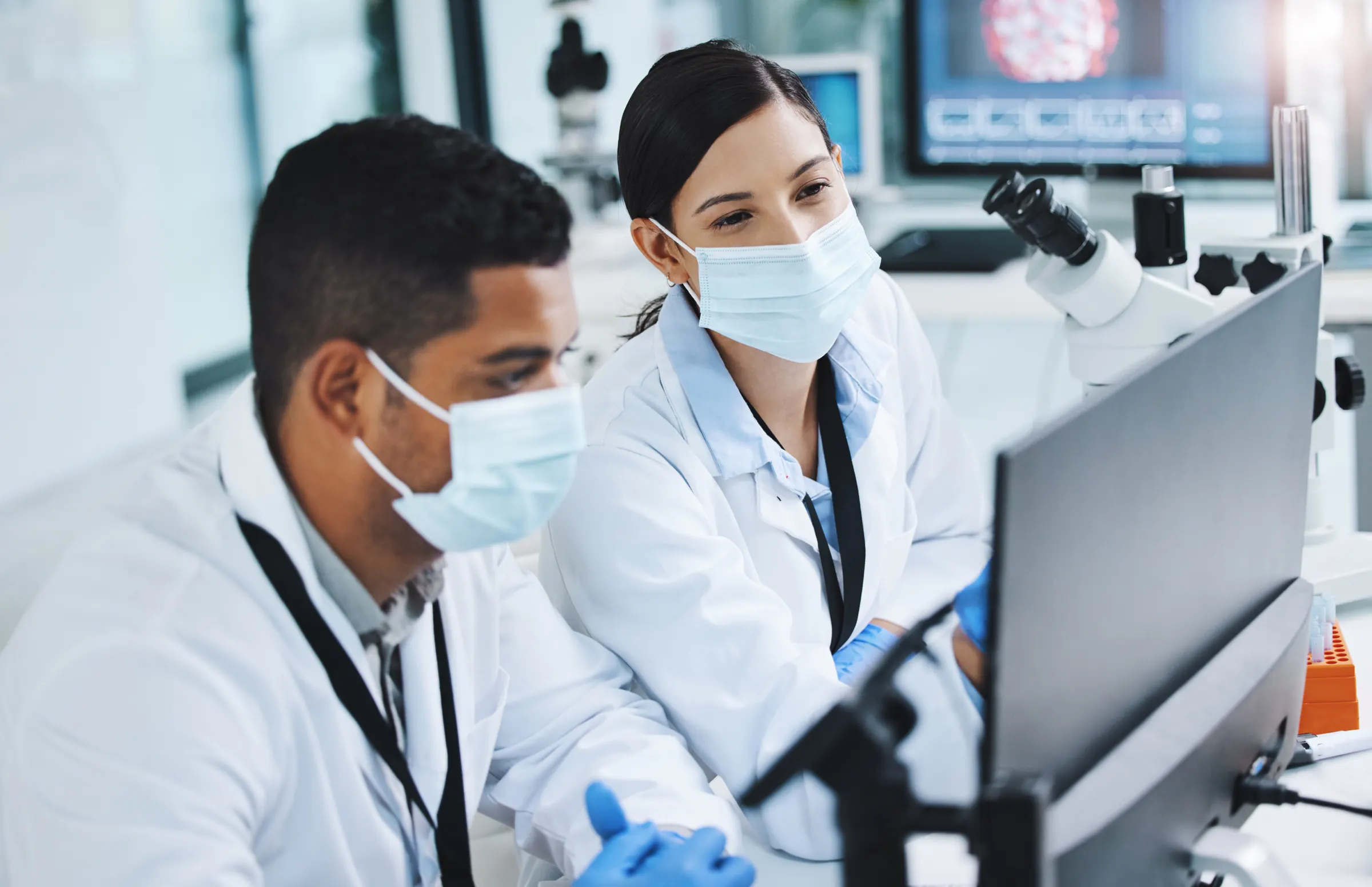 Analista da Conágua Ambiental operando equipamento em laboratório